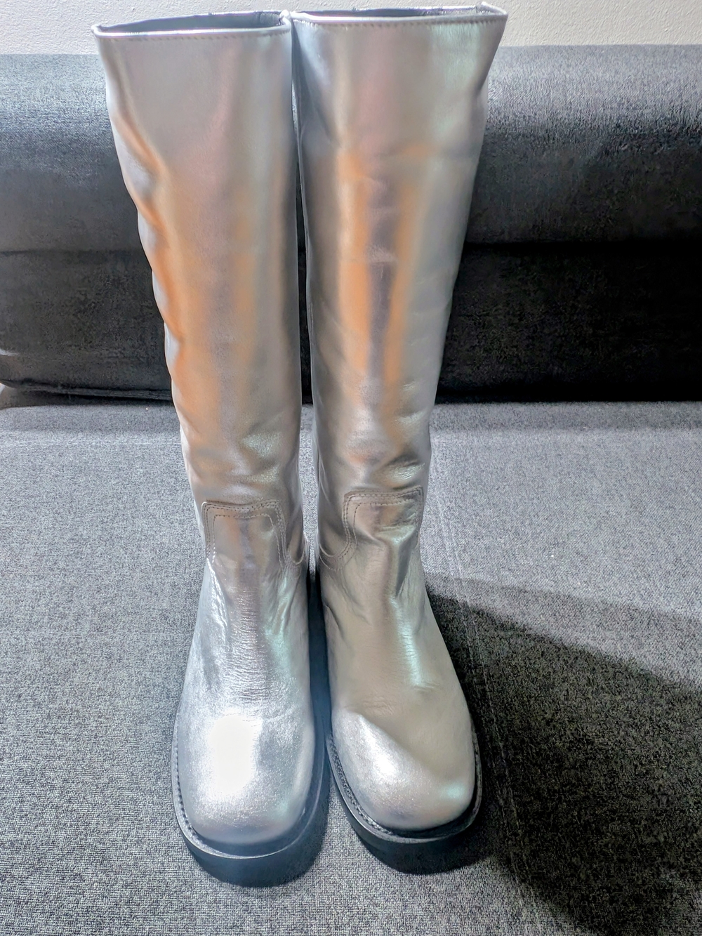 RIGGS BOOTS SILVER size 7